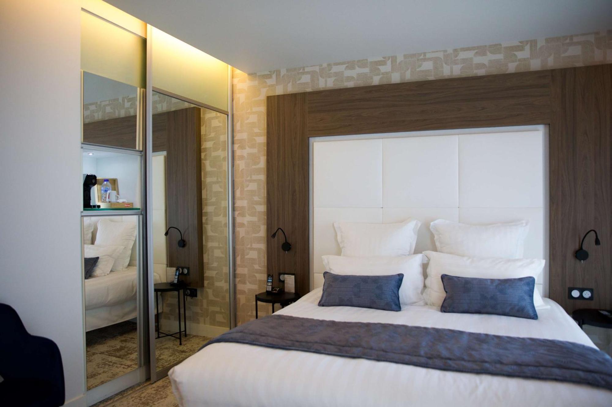 Junior Suite King Size Bed,1549675420:JPEG